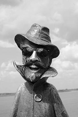 Лица томских памятников засияли в 32 зуба