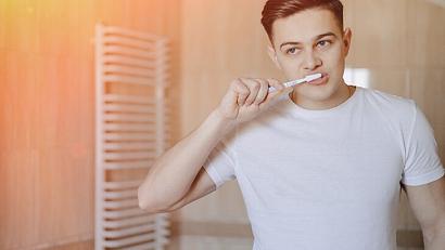 Использование неподходящей щетки приводит к кариесу